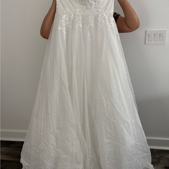 Elegant White Gown with Floral Details - Picture 1 of 5